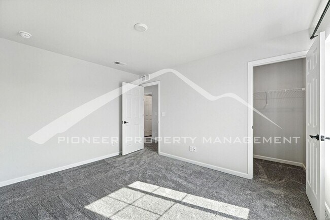 Building Photo - Spacious Home with 2-Car Garage and Centra...