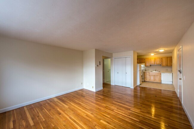 Building Photo - Gardner St Allston 2bed / 1bath with heat and hot water included, no broker fee