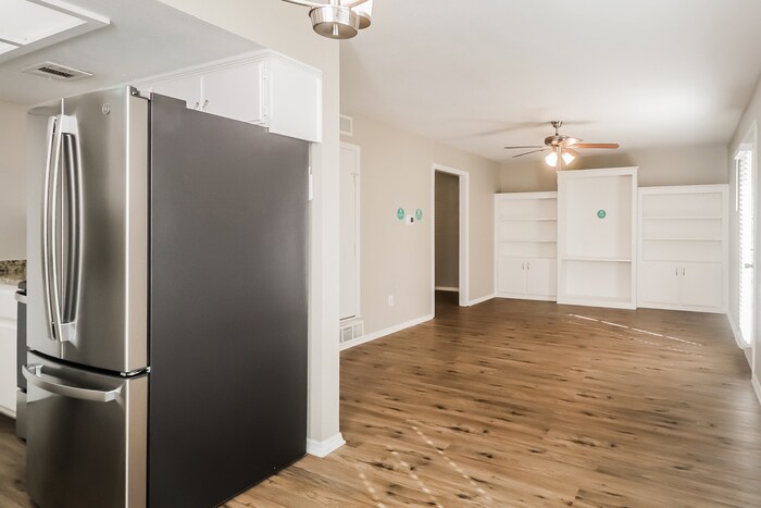 Building Photo - 3310 Ridgehaven St