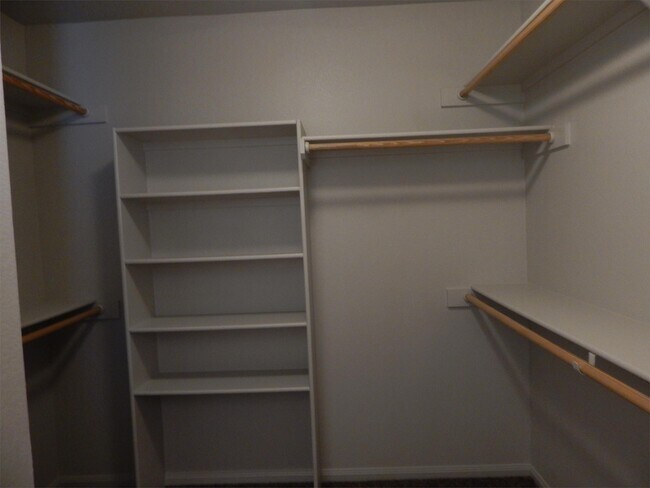Building Photo - 601 Cattail Cir