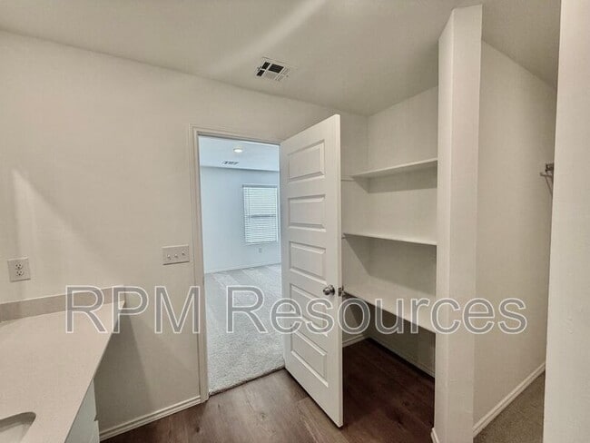 Building Photo - 10401 Little Blue Ln