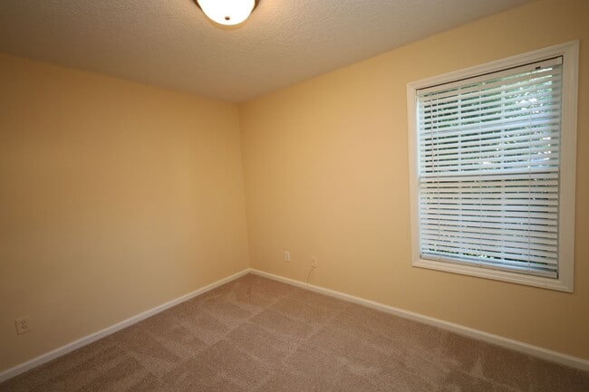 Building Photo - 1801 Chestnut Dr