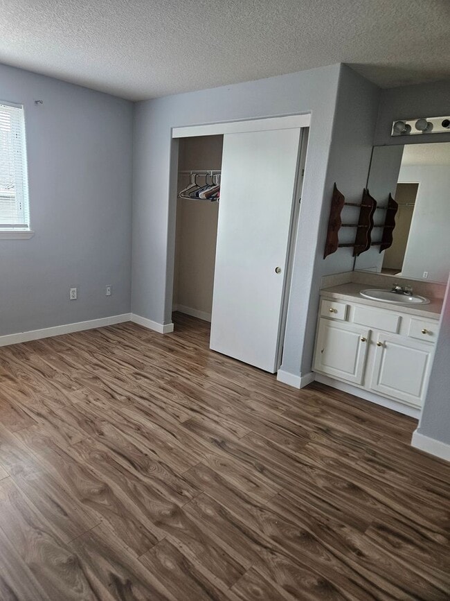Building Photo - 3 Bedroom, 1 1/2 bath townhouse in Hillsboro