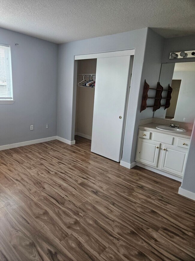 Building Photo - Spacious 3 bedroom 2.5 bath in Hillsboro