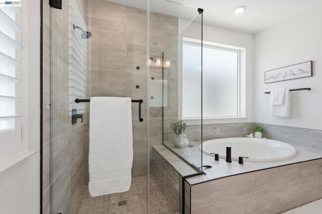 Building Photo - 1550 Plumas Dr