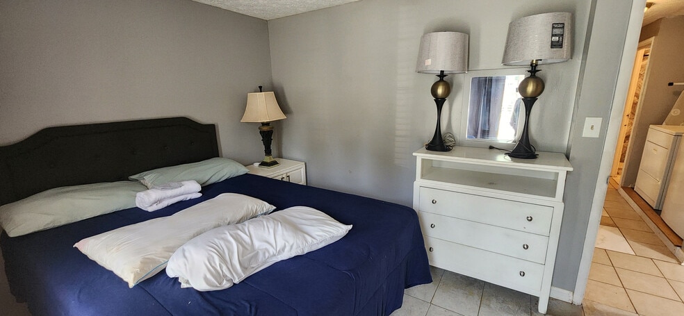 Building Photo - Room in House on White Oak Trail