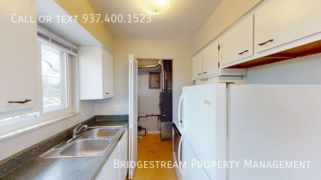 Building Photo - **MOVE IN SPECIAL** Updated ranch level 1 ...