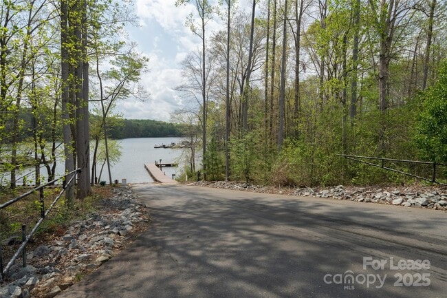 Building Photo - 4938 El Molino Dr