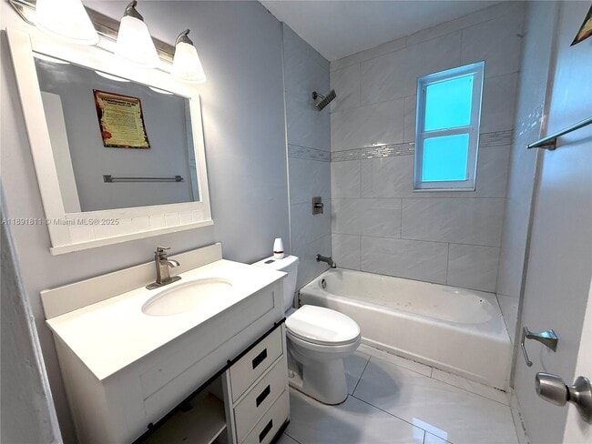 Building Photo - 11305 NE 13th Ave