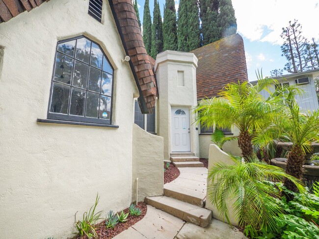 Building Photo - Beautiful West Hollywood Tudor 2 Bed/2.5 B...