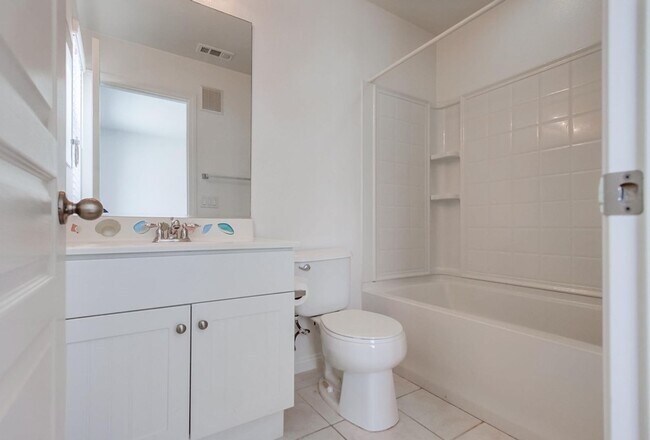 Building Photo - Available Now! Tri-Level 3 Bedroom 3.5 Bath Townhome!!