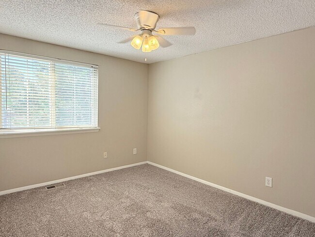 Building Photo - Conveniently Located Home in East Quincy H...