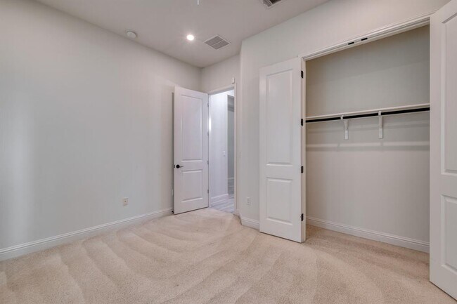 Building Photo - 14921 Iveans Way
