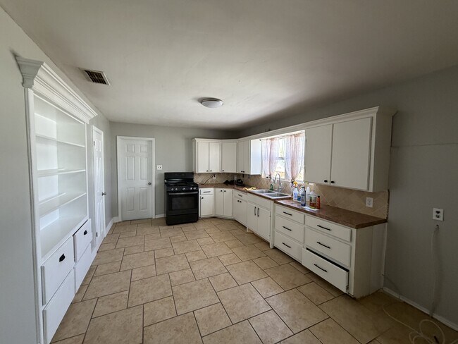 Building Photo - 3417 27th St