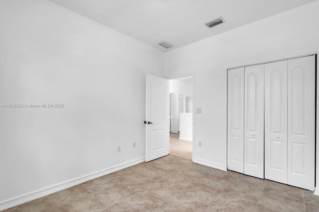 Building Photo - 1095 NE 39th Ave