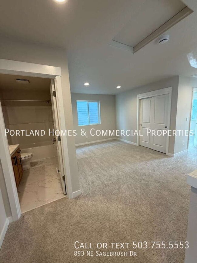 Building Photo - 893 NE Sagebrush Dr