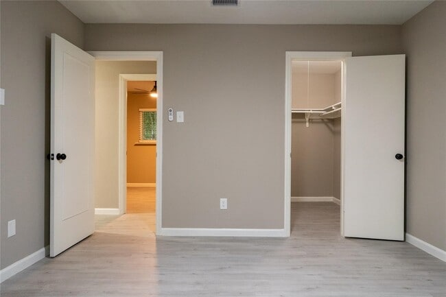 Building Photo - 10 N Wavy Oak Cir