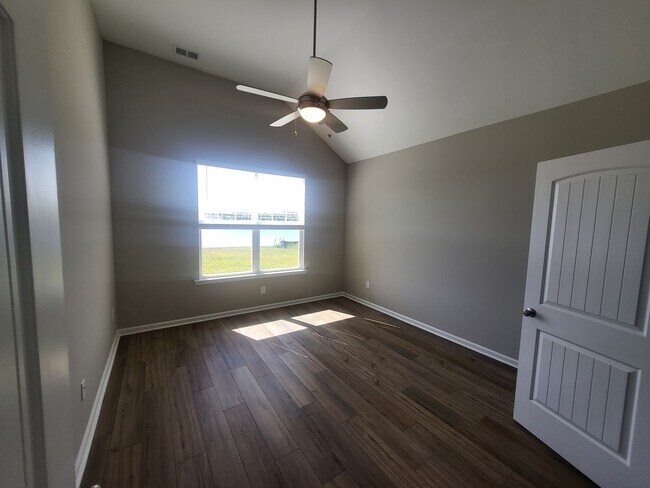Building Photo - Beautiful New Build 3 Bedroom Home