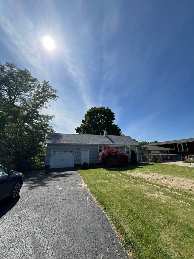 Building Photo - Charming 2 bedroom, 2 bathroom home located in East Peoria, IL.