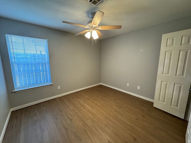 Building Photo - Updated 4 Bedroom Duplex in China Spring ISD