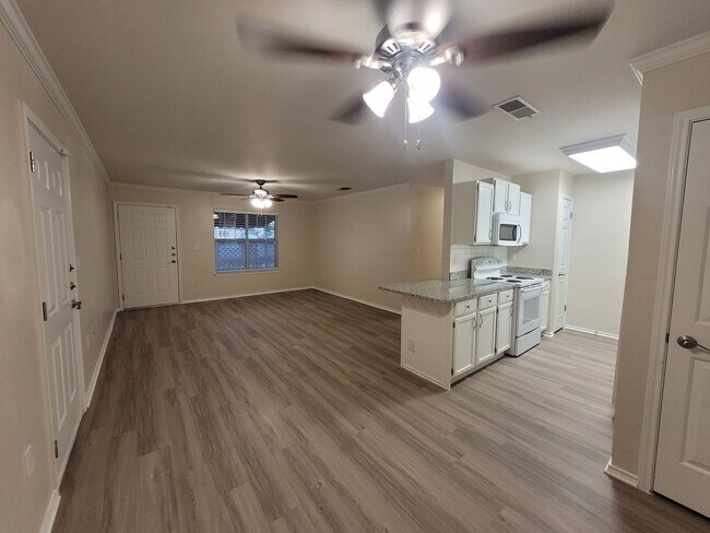 Building Photo - 2 Bed | 2 Bath 1,100 Sq. Ft. Two Car Garag...