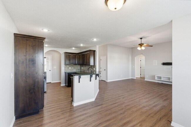 Building Photo - 4 Bed 2 Bath 3 car Garage in Republic MO