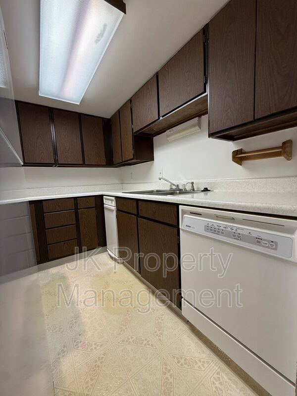 Building Photo - 2300 14th Ave S