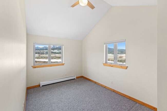 Building Photo - 708 Palisades Dr