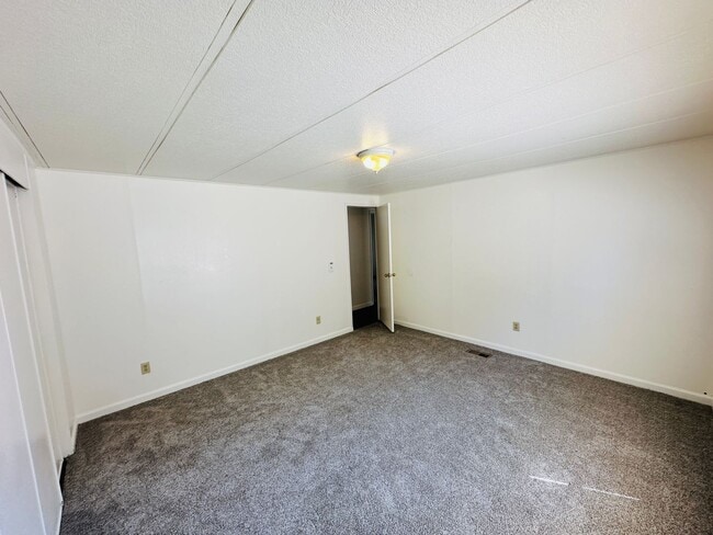 Building Photo - 14014 NE 70th Ave