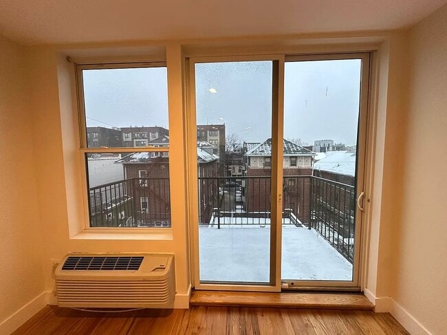 Building Photo - University Avenue