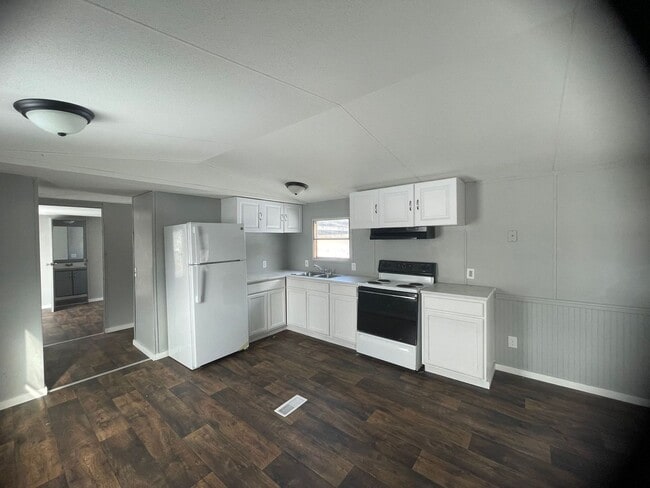 Building Photo - Country living with spacious front and backyard - 3 beds/ 2bath available now