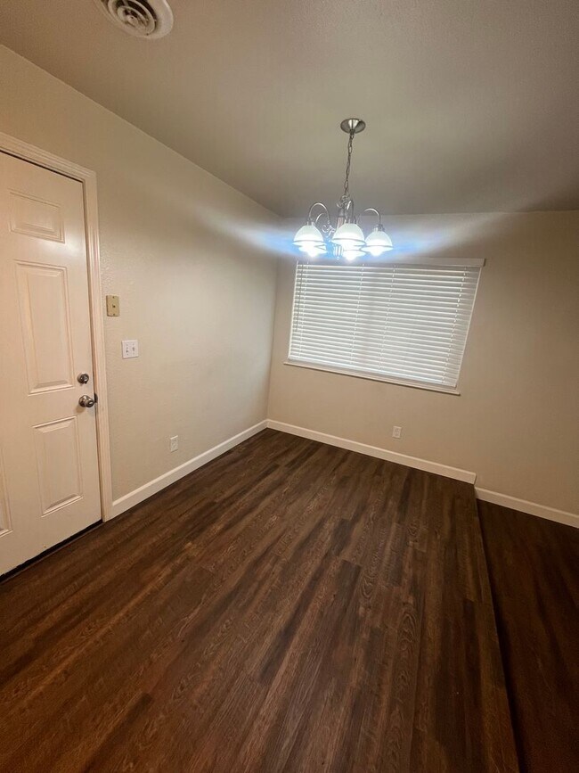 Building Photo - Beautiful 3 Bed 2 bath Home with Spacious backyard!