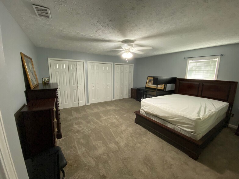 Building Photo - 5512 Estates Court