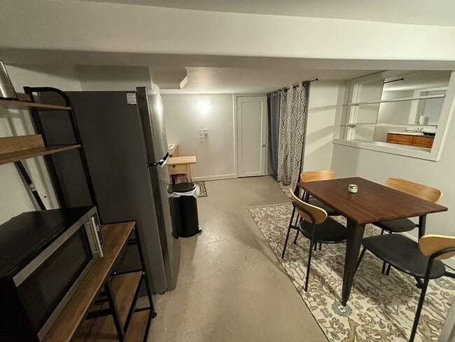 Building Photo - Spacious Ground Floor Unit