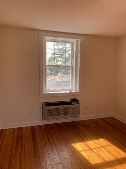 Building Photo - 1002 Main St