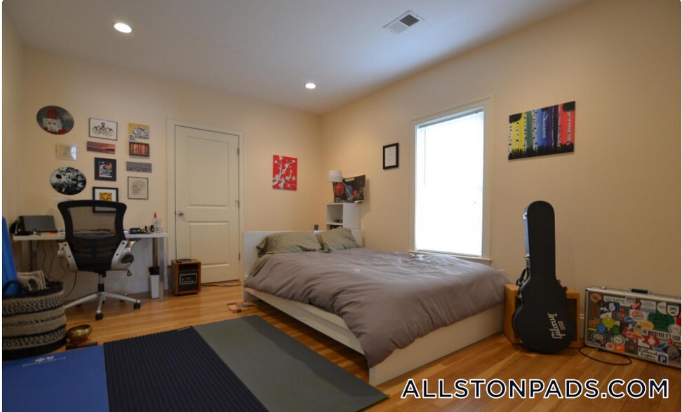 Building Photo - 27 Lothrop St