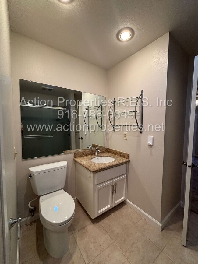 Building Photo - 5110 Village Oaks Dr