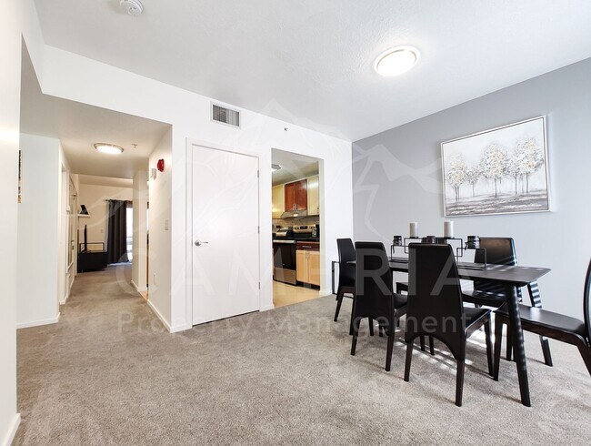 Building Photo - 4340 S Highland Dr