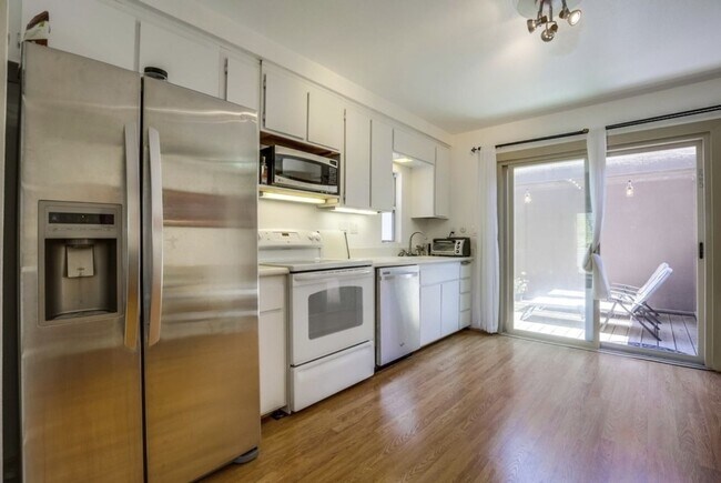 Building Photo - 8750 Villa Ln Jolla Dr