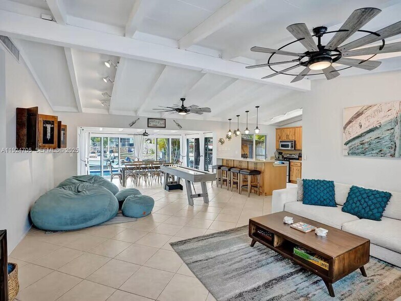 Building Photo - 2525 Gulfstream Ln