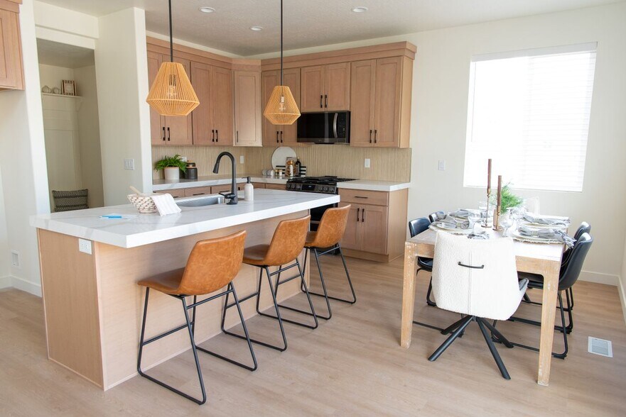 Building Photo - 1802 Drake Ln