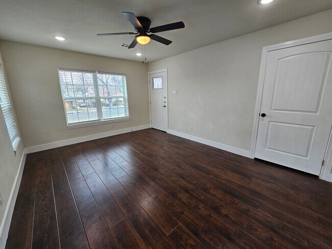 Building Photo - Near Bishop Arts District 2-bedroom, 1-bath duplex