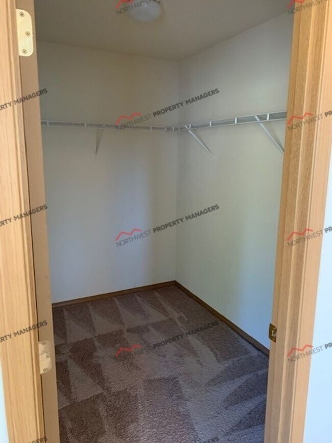 Building Photo - r95