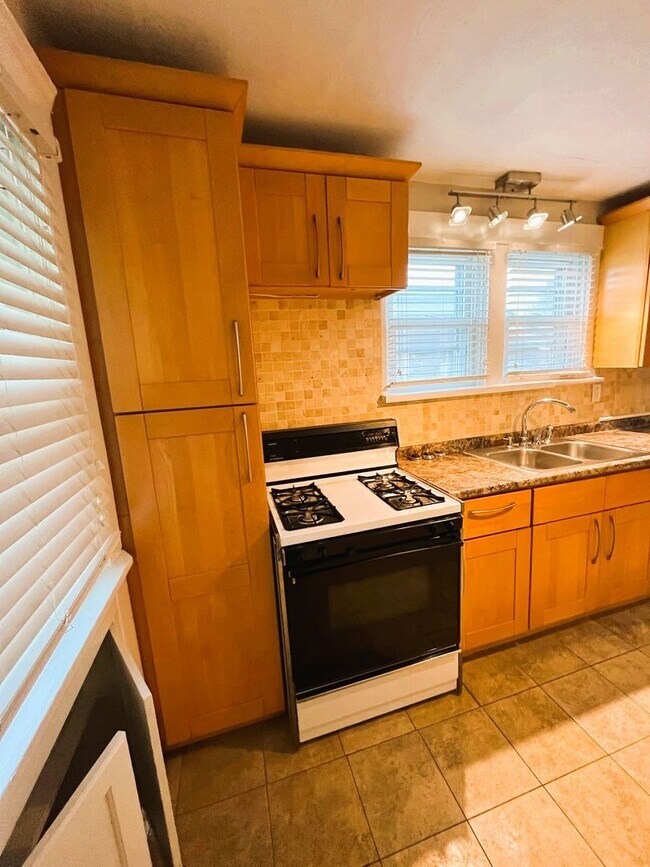 Building Photo - Darling 2 bedroom Bungalow