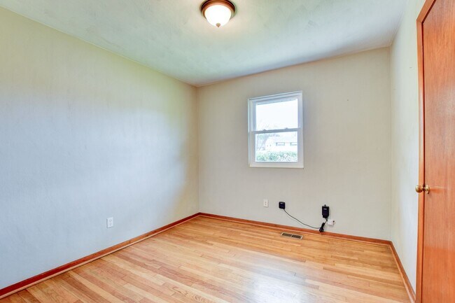 Building Photo - 609 Birch Dr