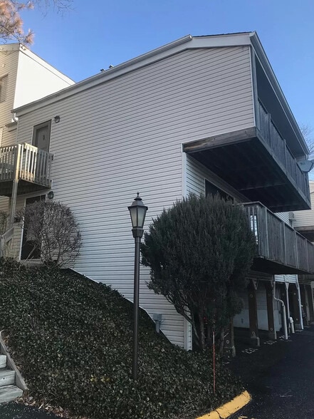 Second floor condo - 20 Hillside Terrace