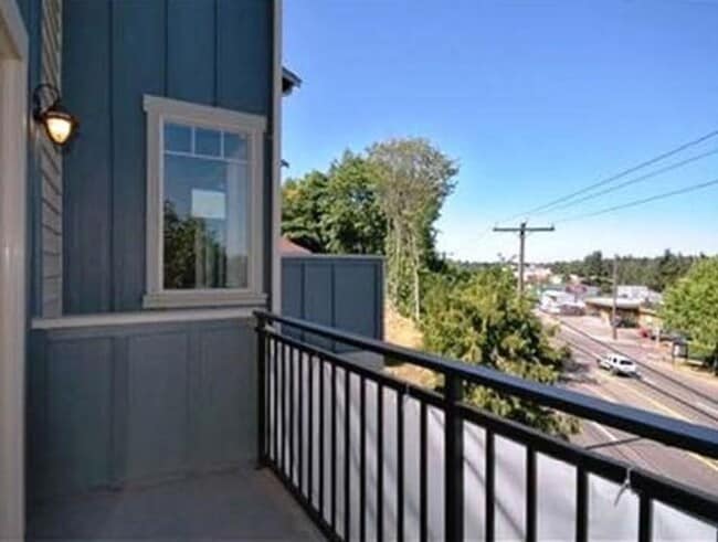 Building Photo - Beautiful townhouse 3 beds 2.5 baths and g...