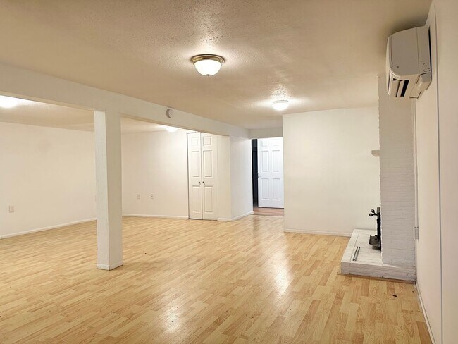 Building Photo - Converted Duplex 2 Bed 1 Bath w/ Private Y...