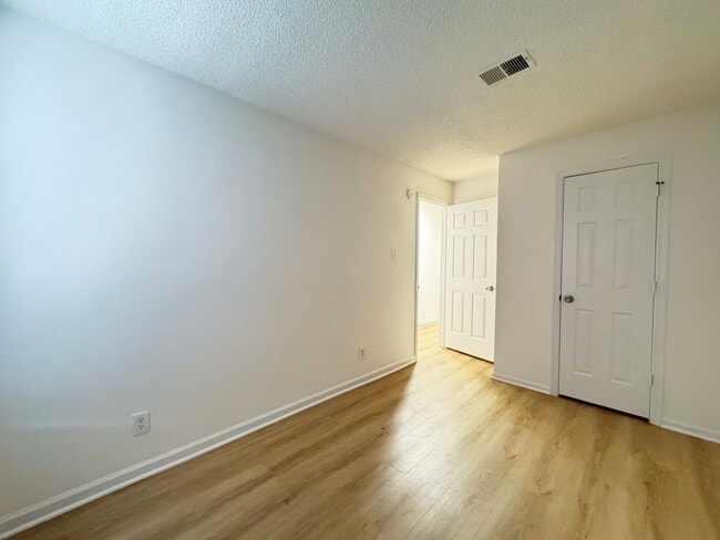 Building Photo - Bright And Cozy 3 Bed 2 Bath Condo In Vibrant Heights On Penderbrook