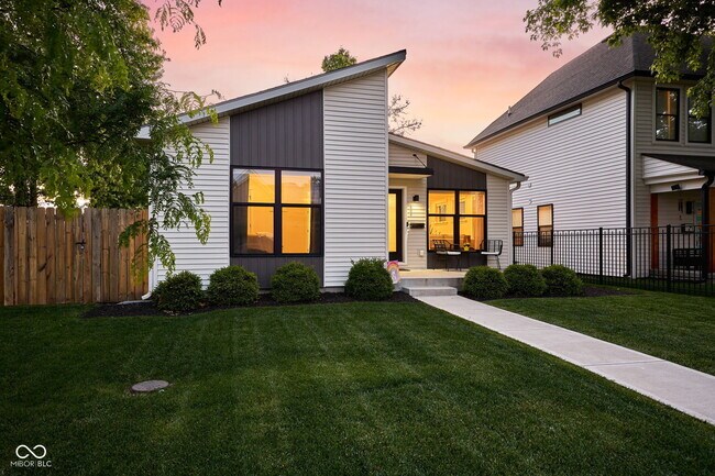Building Photo - 806 N Beville Ave